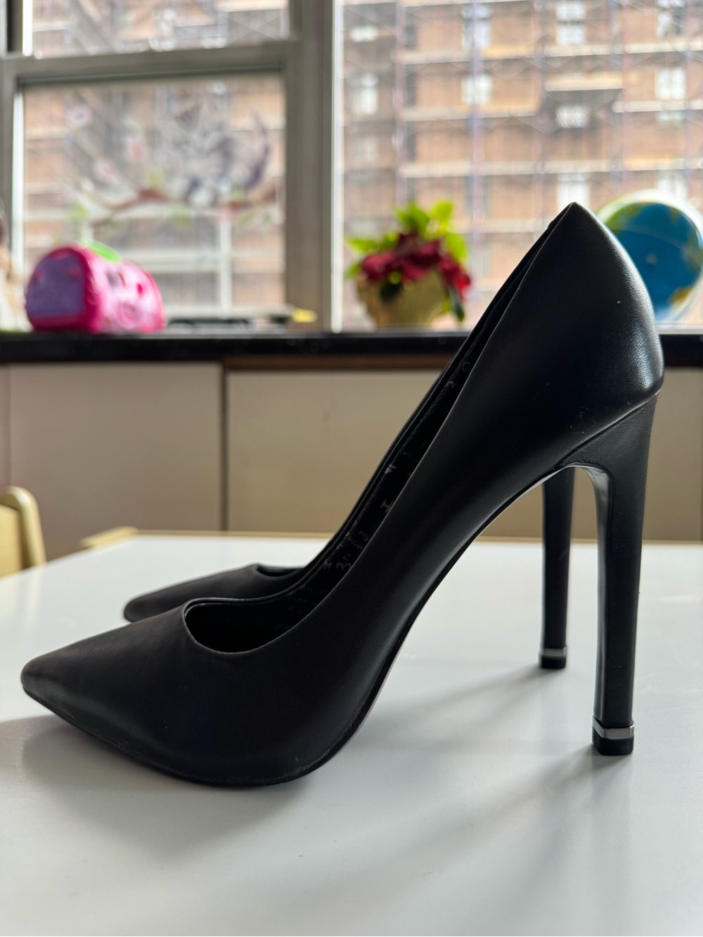 Kenneth Cole Black Leather Pointed-Toe High Heel Pumps 4.33inches heel size: 5